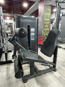 Leg extension / seated leg curl machine